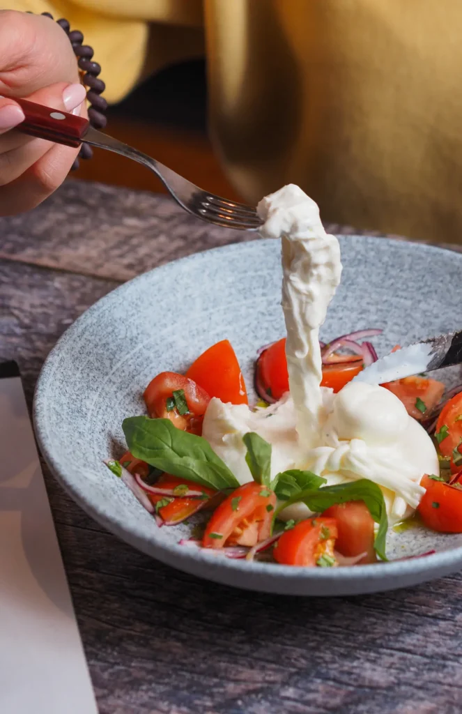 Caprese Pasta Salad: A Hearty Italian Twist!