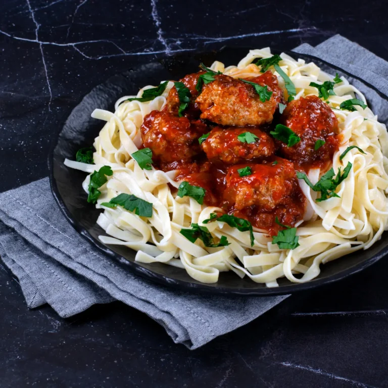 Chicken-Fettuccine-Alfredo-A-Hearty-Twist-on-a-Classic-.